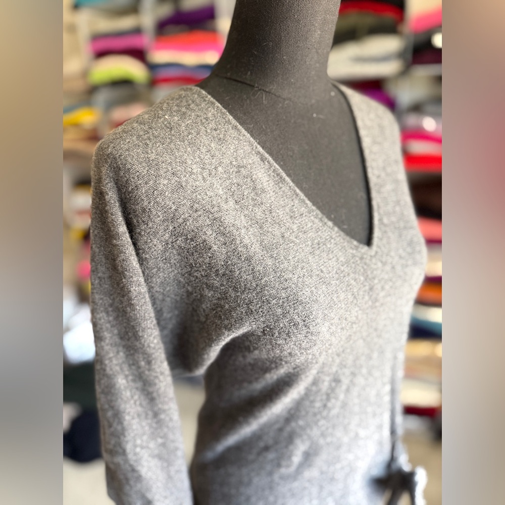 Elegant Gray V-Neck Cashmere Sweater, Robert Rodriguez, XS